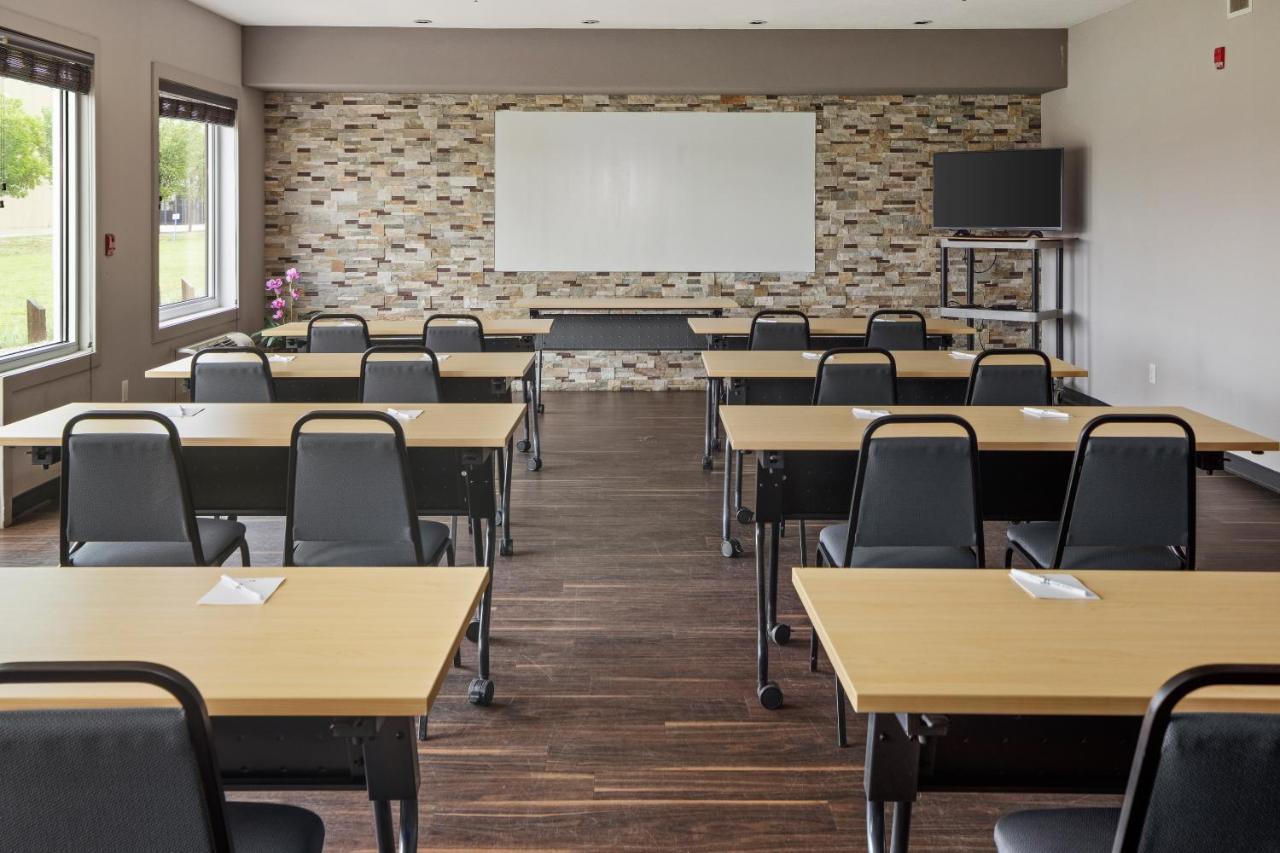 Home Inn & Suites Regina Airport Ngoại thất bức ảnh