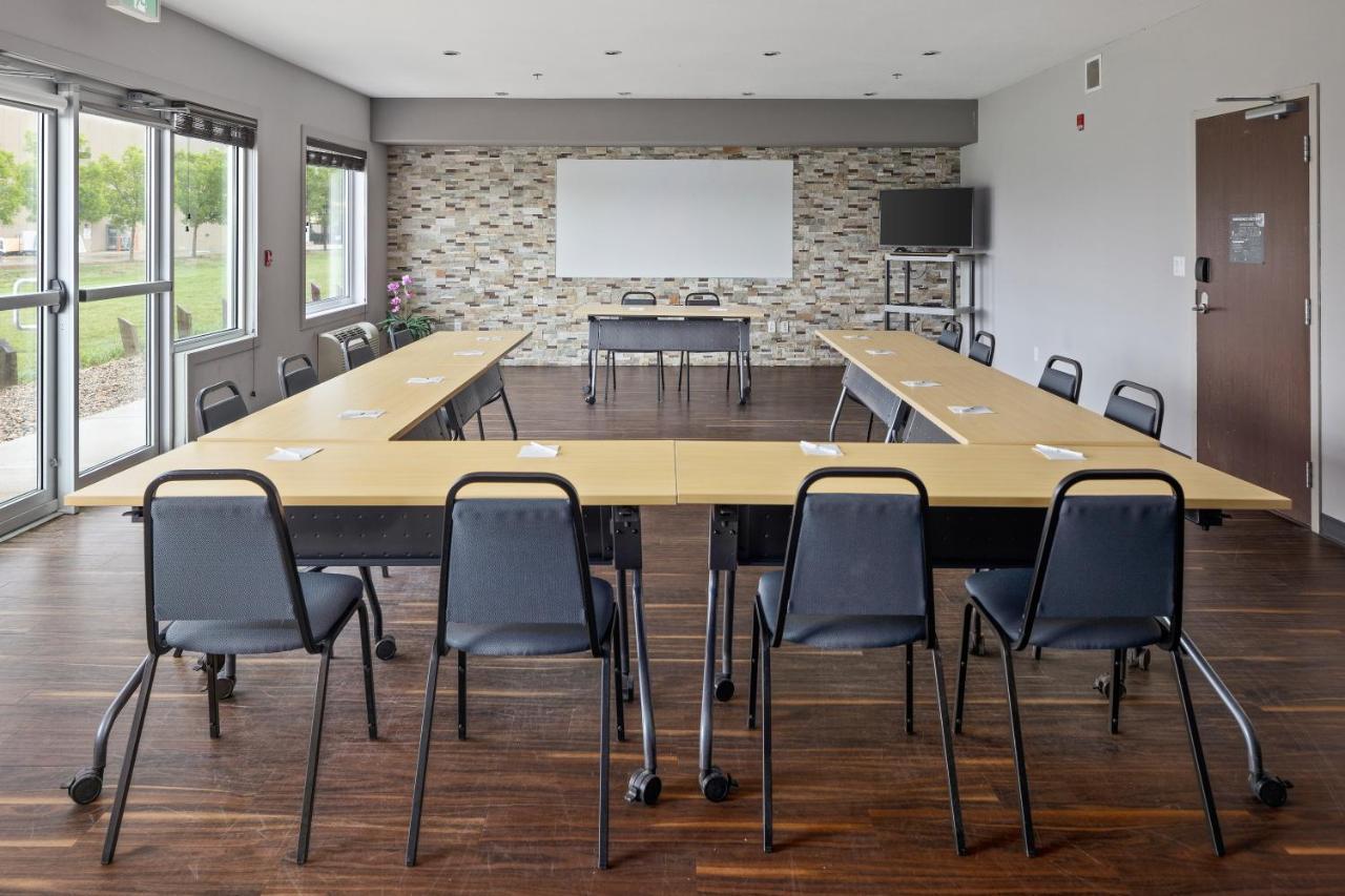 Home Inn & Suites Regina Airport Ngoại thất bức ảnh