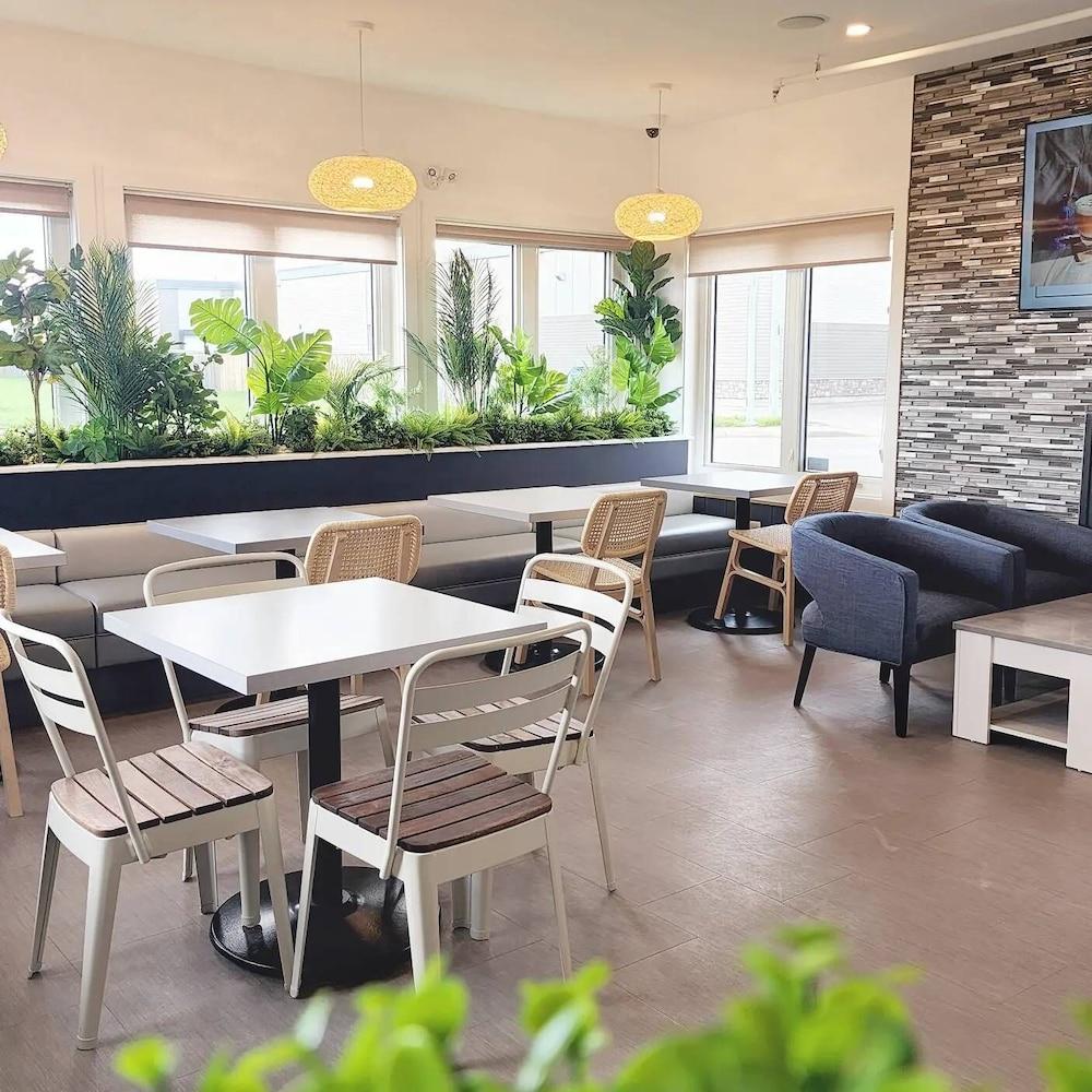 Home Inn & Suites Regina Airport Ngoại thất bức ảnh