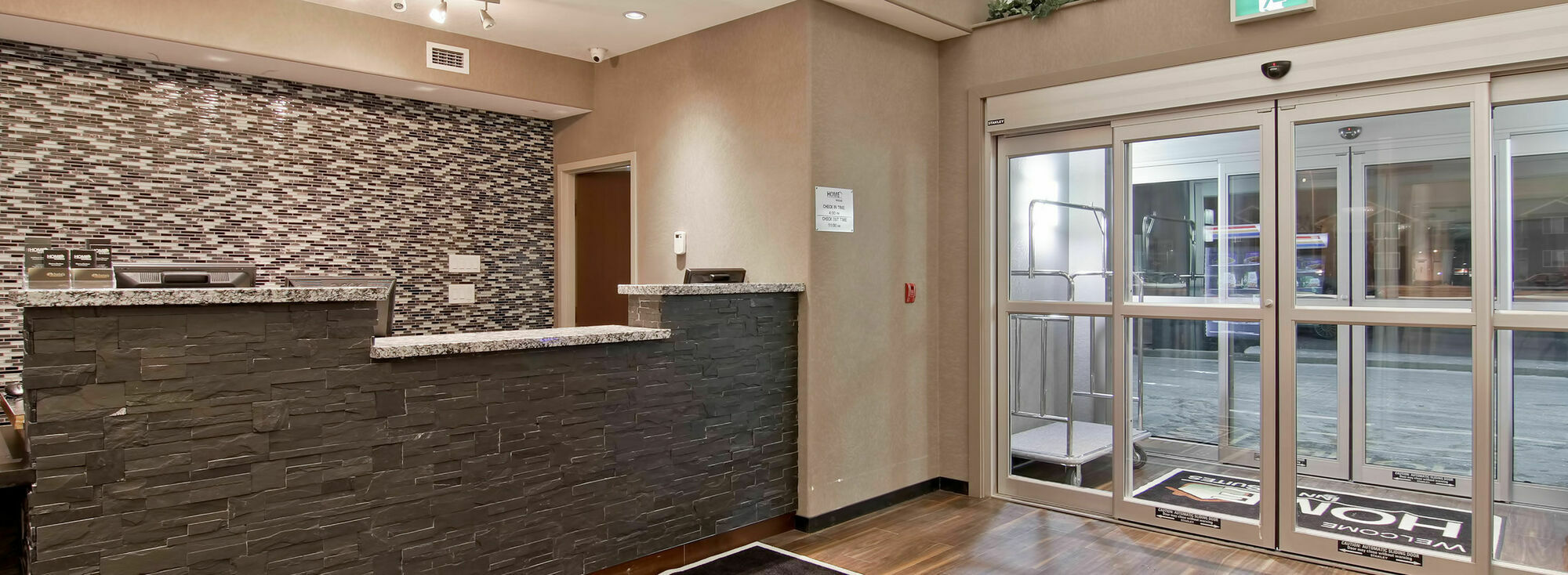 Home Inn & Suites Regina Airport Ngoại thất bức ảnh
